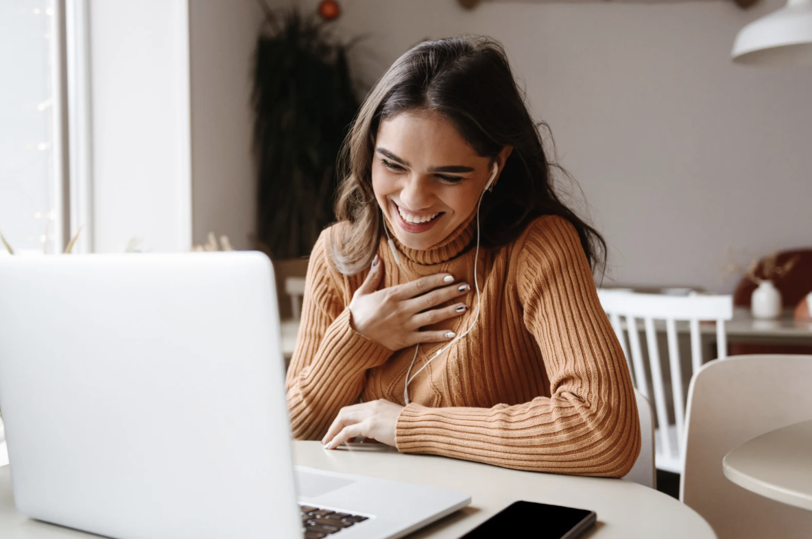 Especialista en salud mental sonriendo
